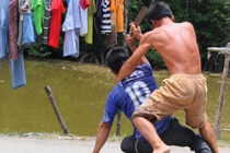 Khởi tố kẻ dùng mã tấu chém người