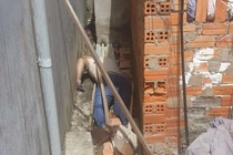 Người đàn ông tử vong giữa khe hở của 2 căn nhà
