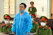Nguoi dan ong lay cuc da dap chet ban nhau hinh anh