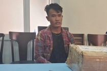 Mang hon 2 kg ma tuy di tren duong thi bi bat hinh anh