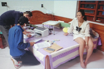 Kham xet nha cap vo chong cam dau duong day lo de, ca do bong da hinh anh