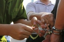 Bat 2 nguyen can bo cong an o Tra Vinh hinh anh