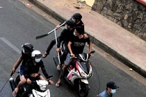 Điều tra nhóm thanh niên mang hung khí chém một người trên đường