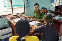 Co gai tre bi ban vao quan karaoke hinh anh