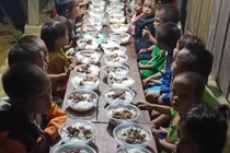 Bua lien hoan bang mi ga cua 34 hoc sinh giua dinh troi hinh anh