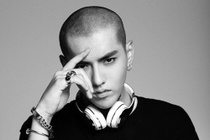 Anh Kris (EXO) xuat hien tai Quang truong Thoi dai New York hinh anh