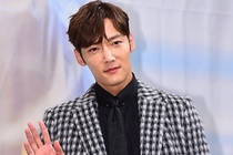Choi Jin Hyuk ngung hoat dong sau khi vi pham lenh gian cach hinh anh