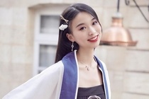 Cô gái Trung Quốc nổi tiếng nhờ video gảy đàn trên đường phố Pháp