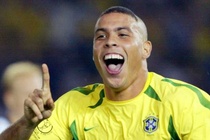 Nhin lai su nghiep cua Ronaldo qua tranh ve hinh anh