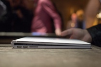 Ảnh thực tế Surface Book mạnh gấp đôi MacBook Pro