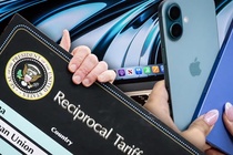 Ly do ong Trump chua the khien Apple 'mang iPhone ve nha' hinh anh