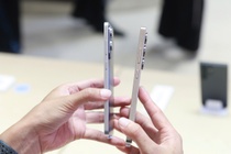 Apple va Samsung dang phot lo quy tac vang cua smartphone hinh anh