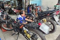 Tiệm sửa xe bận rộn trước Tết Nguyên đán