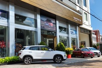 Nhieu dai ly oto mo cua xuyen Tet hinh anh
