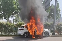 Xe tu lai o Trung Quoc dang di thi phat hoa roi chay rui hinh anh