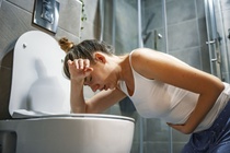 Hoi chung bi an khien co gai non khong ngung trong hai nam hinh anh
