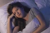 Tai sao ban cam thay lo lang hon vao ban dem? hinh anh
