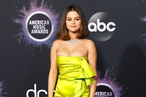 Selena Gomez ngay cang chuong dien vay ao goi cam hinh anh