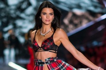 Meo cham soc da cua Kendall Jenner va dan sieu mau noi tieng hinh anh