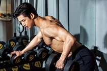 Huấn luyện viên thể hình bình luận về cơ bụng của ca sĩ nam