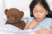 Tre mac virus RSV, khi nao can dua di benh vien? hinh anh
