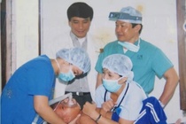 Bac si mo tach cap song sinh Viet - Duc qua doi hinh anh