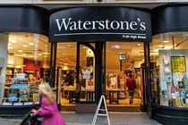Cuộc chiến giữa chuỗi tiệm sách lớn nhất ở Anh Waterstones với Amazon