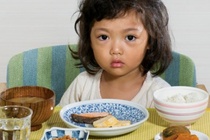 Thuc don bua sang cua tre em cac nuoc nhu the nao? hinh anh