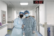 Những đôi vợ chồng bác sĩ cùng kề vai chiến đấu với corona