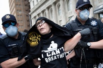Mac ao in chu' 'I can't breathe', nu giao vien bi doa giet hinh anh