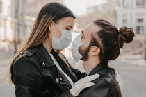 Rui ro lay nhiem benh khi hen ho nguoi la hinh anh