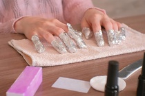 Mặt đã che kín khẩu trang, phái nữ Hàn đổ tiền làm nail