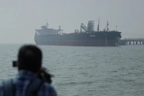 Dam phan My - Iran do vo, 2 sieu tau cho dau quay dau o eo bien Hormuz hinh anh