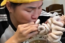 Quan ly cua TikToker an 15 kg long xe dieu: 'Suc khoe Nga Sumo van on' hinh anh