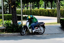 Tai xe, shipper soc nhiet vi nang - mua that thuong o TP.HCM, Ha Noi hinh anh