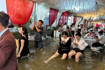 Co dau Hue khoc nuc no vi khach loi nuoc lu bi bom den du dam cuoi hinh anh