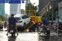 Mua lon ngap chan cau Ba Son, loat xe chet may, oto phai goi cuu ho hinh anh