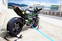 Kawasaki Ninja H2R pho dien suc manh tren duong chay thu hinh anh
