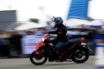 Nu biker 9X Sai Gon bieu dien Exciter 150 dieu luyen hinh anh