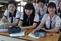 Hai nu sinh cau cuu Bi thu Dinh La Thang da lam the can cuoc hinh anh