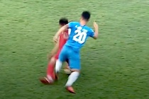 Tuyển thủ U22 Việt Nam hứng pha vào bóng triệt hạ của đối thủ