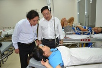 Khi doc khien 50 cong nhan ngat xiu co trong nuoc tieu hinh anh