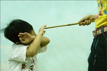 Bạo hành trẻ em: Sao con tôi bị đánh đập dã man mãi vậy?