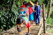 Cau be den truong bang doi tay, khat khao vao dai hoc hinh anh
