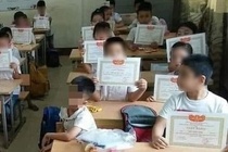 Phat giay khen cho ca lop, nhoi long thay co hinh anh