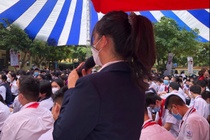 Tre bat khoc khi noi ve ap luc cua hoc sinh hoan hao hinh anh