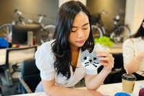 Nguoi di lam chi ca trieu dong cho mot lop hoc theu de giam stress hinh anh