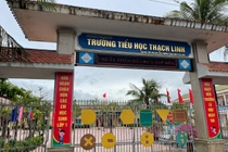 Hieu truong 'muon' ban ghe moi cho hoc sinh lop 1 hinh anh