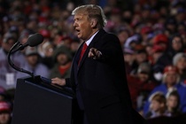 Hai thái cực trên Twitter sau tin ông Trump mắc Covid-19