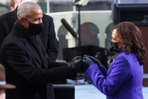 Khoảnh khắc biểu tượng khi ông Obama cụng tay với bà Harris
